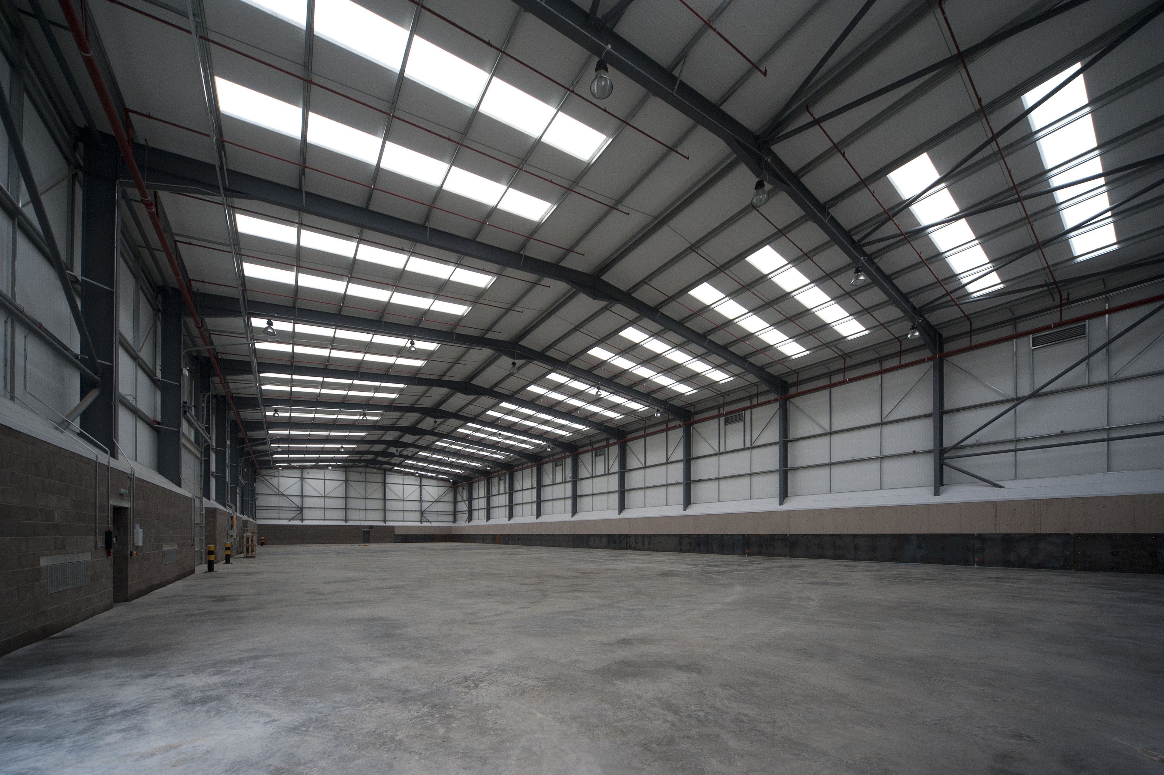 Concrete slab on grade floor in warehouse with SikaFiber fibers